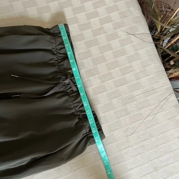 Lululemon On The Fly Crop 23” in Dark Olive - Picture 11 of 13